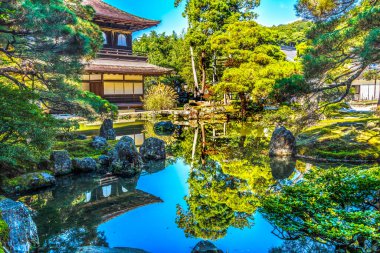 Renkli Sonbahar Suyu Yansıtan Kannon Salonu Ginkakuji Gümüş Köşkü Zen Budist Tapınağı Parkı Kyoto Japonya 'dan ayrılıyor. Jishoji Tapınağı olarak da bilinir. 1460 yılında Ashikaga Yoshimasa tarafından inşa edildi..