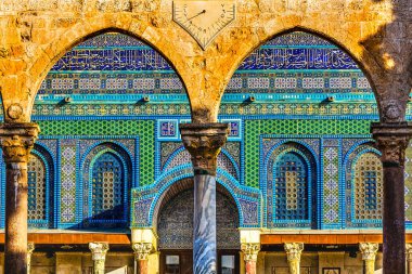 Kaya İslam Camii Tapınağı Kubbesi 'nin Başyapıtları Kudüs Dağı İsrail. 691 'de yapılmış. İslam 'ın en kutsal yerlerinden biri. Kubbe, İbrahim 'in Issac' ı kurban ettiği kayayı kaplıyor.. 