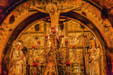 Kudüs, İsrail - 19 Kasım 2016 Antik Medici sunağı Golgotha Çarmıha gerilme alanı Kutsal Mezar Kudüs İsrail Kilisesi. MS 1170 yılında genişletilen kilisede İsa 'nın Mezarı' nın dirilişi ve çarmıha gerildiği yerler yer alıyor..