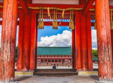 Kyoto, Japonya - 13 Kasım 2023 Renkli Büyük Kırmızı Girişi Heian Shinto Tapınağı Kyoto Japonya. 1895 'te inşa edilen Heian Tapınağı 1100' lerde Kyoto 'daki İmparatorluk Sarayı' nın bir kopyası..