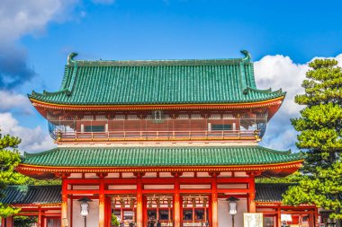 Renkli Büyük Kırmızı Giriş kapısı Otenmon Heian Shinto Kyoto Tapınağı Japonya. 1895 'te inşa edilen Heian Tapınağı 1100' lerde Kyoto 'daki İmparatorluk Sarayı' nın bir kopyası..