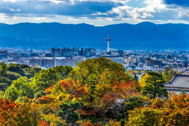 Kiyomizu Budist Tapınağı Kyoto Japonya 'dan Renkli Sonbahar Kyoto Kulesi Manzarası' ndan ayrılıyor. Tapınak MS 778 'de kuruldu, binalar 1633' ten beri..