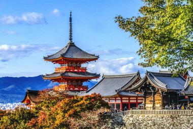 Renkli Sonbahar Mektupları Kırmızı Sanjunoto Üç Hikayeli Japon Turistler Kiyomizu Budist Tapınağı Kyoto Japonya. Tapınak MS 778 'de kuruldu. 