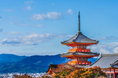 Renkli Sonbahar Mektupları Kırmızı Sanjunoto Üç Hikayeli Japon Turistler Kiyomizu Budist Tapınağı Kyoto Japonya. Tapınak MS 778 'de kuruldu. 