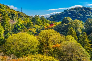 Renkli Kırmızı Koyasu Pagoda Japon Turistler Kiyomizu Budist Tapınağı Kyoto Japonya. Tapınak MS 778 'de, Binalar 1633' te kuruldu. Pagoda Tapınağı doğuma yardım etmek için.