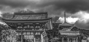 Siyah beyaz giriş kapısı Sanjunoto Pagoda Kiyomizu Budist Tapınağı Kyoto Japonya. Tapınak MS 778 'de kuruldu. 