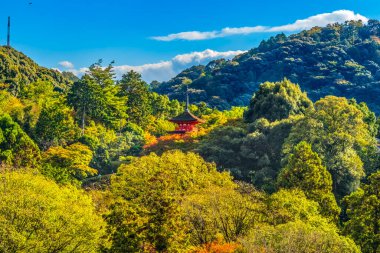 Renkli Kırmızı Koyasu Pagoda Japon Turistler Kiyomizu Budist Tapınağı Kyoto Japonya. Tapınak MS 778 'de, Binalar 1633' te kuruldu. Pagoda Tapınağı doğuma yardım etmek için.