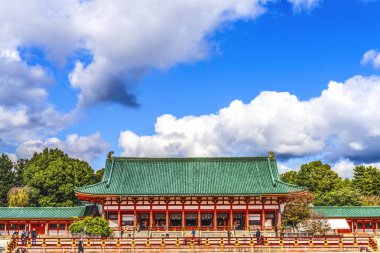 Renkli Kırmızı Ana Salon Daigokuden Heian Shinto Tapınağı Kyoto Japonya. 1895 'te inşa edilen Heian Tapınağı 1100' lerde Kyoto 'daki İmparatorluk Sarayı' nın bir kopyası..