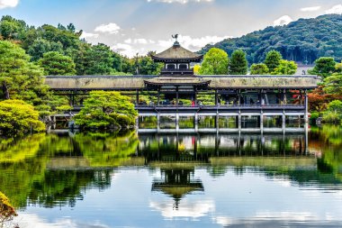 Renkli Sonbahar Ağaçları Bahçesi Barış Köprüsü Mavi Doğu Gölü Heian Shinto Tapınağı Kyoto Japonya. 1895 'te İmparator' un İmparatorluk Sarayı 'nın kopyası 1100' lerde inşa edildi..