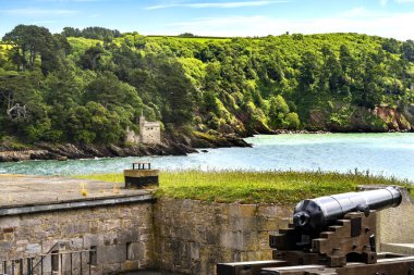 Renkli Top Kalesi Dartmouth Kral Giyim Kralı Devon England. Castle aslında 1300 'leri limanı ve Dart Nehri' ni korumak için inşa etti. 1400 'lerde kale genişletildi ve limanı korumak için Kingswear' e demir zincir kuruldu..