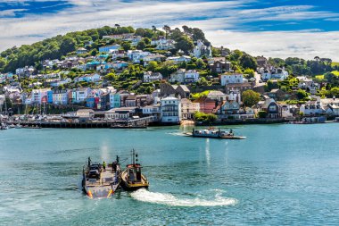 Renkli Dartmouth Düşük Feribot Kingwear Limanı 'na Dart Devon Nehri' ni geçiyor İngiltere. Lower Ferry, Dartmouth 'un merkezinden ilk olarak 1365 yılında kurulmuştur..