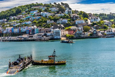 Renkli Dartmouth Düşük Feribot Kingwear Limanı 'na Dart Devon Nehri' ni geçiyor İngiltere. Lower Ferry, Dartmouth 'un merkezinden ilk olarak 1365 yılında kurulmuştur..