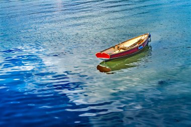 Renkli Kırmızı Kayık Mavi Su Yansıması Soyut Arkaplan Örnekleri Dartmouth Devon İngiltere. 