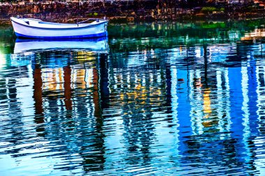 Renkli Akşam Aydınlatılmış Liman Limanı Su Yansıması Soyut Tekneler Dartmouth Devon İngiltere. 
