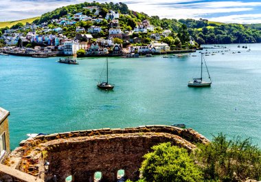Renkli Bayard Koyu Kalesi Feribot Feribotu Dartmouth Kral Giyimi Devon England. 1500 'lerde, limanı düşman gemilerinden korumak için büyük toplarla inşa edilmiş bir kale..