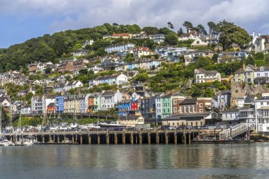 Renkli Dartmouth Kral Giyimi Liman Nehri Dartı Devon İngiltere. 