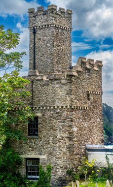 Dartmouth Şatosu Devon İngiltere. Castle aslında 1300 'leri limanı ve Dart Nehri' ni korumak için inşa etti. Kale yıllar içinde daha fazla bina eklemek için genişledi..