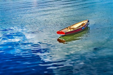 Renkli Kırmızı Kayık Mavi Su Yansıması Soyut Arkaplan Örnekleri Dartmouth Devon İngiltere. 