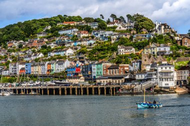 Renkli Mavi Dartmouth Kral Giyimi Liman Nehri Dartı Devon İngiltere. 