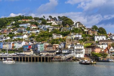 Renkli Dartmouth Düşük Feribot Kingwear Limanı 'na Dart Devon Nehri' ni geçiyor İngiltere. Lower Ferry, Dartmouth 'un merkezinden ilk olarak 1365 yılında kurulmuştur..