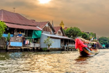 Yai Canal Slums Waterfront Buddha Wat Paknam Uzağı Bangkok Tayland. Kanal tekneleri Tayland 'da uzun ve renkli..
