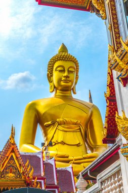 Bangkok Tayland 'daki en büyük Altın Buda Sokak Dekorasyonu Wat Paknam Bhasicharoen. Tapınak 1600 'lerde kuruldu. Buda 2021 'i bitirdi..