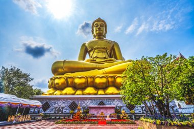 Bangkok Tayland 'daki en büyük Altın Buddha Sun Altar Wat Paknam Bhasicharoen. Tapınak 1600 'lerde kuruldu. Buda 2021 'i bitirdi..