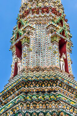 Coloful Seramik Savaşçı At Wat Arun Şafak Tapınağı Bangkok Tayland. 1600 'lerde yapılmış. Tayland 'daki en eski tapınaklardan biri..