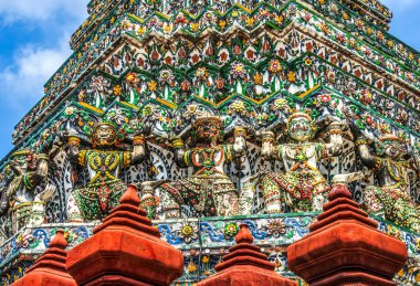 Coloful Seramik Koruyucu Atı Wat Arun Budist Tapınağı kompleksi Bangkok Tayland. 1600 'lerde yapılmış. Tayland 'daki en eski tapınaklardan biri..