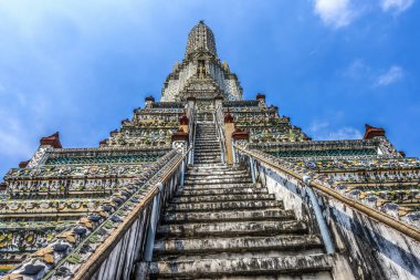 Coloful Seramik Fil Merdivenleri Merkezi Prang Arun Budist Tapınağı Şafak Kompleksi Bangkok Tayland. 1600 'lerde yapılmış. Tayland 'daki en eski tapınaklardan biri..