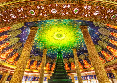 Bangkok, Tayland - 6 Şubat 2023 Green Phrarathchamongkhon Green Stupa Great Pagoda Wat Paknam Bhasicharoen Bangkok Tayland. Tapınak 1600 'lerde kuruldu. Pagoda 2012 yılında bitirdi. Yeşil Chedi 'nin içinde Buda yadigarları var..