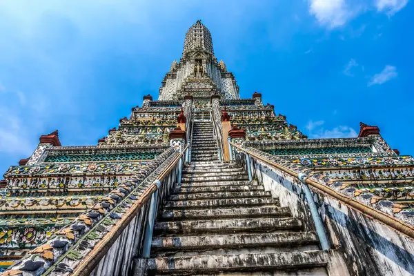 Coloful Seramik Fil Merdivenleri Merkezi Prang Arun Budist Tapınağı Şafak Kompleksi Bangkok Tayland. 1600 'lerde yapılmış. Tayland 'daki en eski tapınaklardan biri..