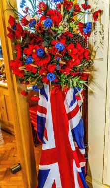 Dartmouth, Devon, İngiltere - 13 Haziran 2024 Renkli D-Day Memorial Flowers Poppies UK Flag St Saviour Kilisesi Bazilikası Dartmouth Devon England. Kilise ilk olarak 1372 'de kuruldu. İngiltere 'nin en iyi kiliselerinden biri..