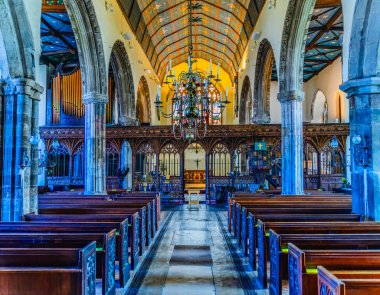 Dartmouth, Devon, İngiltere - 13 Haziran 2024 Renkli Bazilika Altar St Saviour Kilisesi 'nden Dartmouth Devon England. Kilise ilk olarak 1372 'de kuruldu. İngiltere 'nin en iyi kiliselerinden biri..