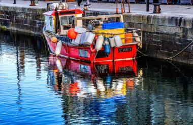 Renkli Kırmızı Balıkçı Teknesi Yansıması İskele İçi Sutton Limanı Plymouth Devon İngiltere.  
