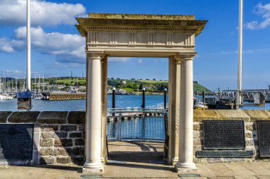 Mayflower Karaya Çıkma Anıtı Harbor Plymouth Devon İngiltere 'nin yanında. Memorial İnşaat 1934. Pilgrimlerin 6 Eylül 1620 'de Kuzey Amerika ve Massachusetts' e hareket ettikleri yer..  