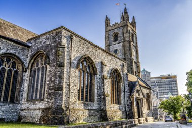 Çan kulesinin dışında St Andrew Kilisesi Plymouth Devon İngiltere. Kilise ilk olarak 1100 'lerin başında kuruldu. 2. Dünya Savaşı 'nda bombalandı. 1957 'de yeniden inşa edildi.