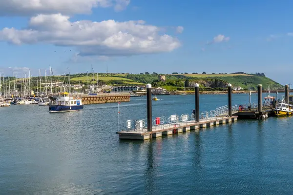 Renkli yelkenli Sutton Limanı Plymouth Devon İngiltere. Kraliçe Annes Bataryası arka planda Teats Hill 'de 1600' lerden kalma 14 silahlı küçük bir kale..