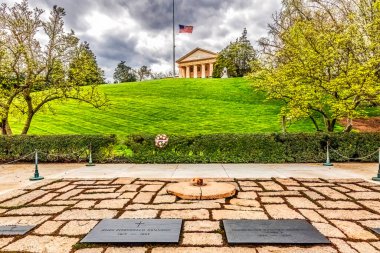 Başkan John F. Kennedy Karısı Ebedi Alevler Mezarlığı Lee House Arlington Ulusal Mezarlığı Washington DC. Kennedy, 1963 'te suikasta kadar 35. ABD Başkanı. Mezar ve Ebedi Alev 1967 'de açıldı. 