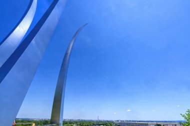 Hava Kuvvetleri Anıtı Pentagon Arlington Virginia. 2006 'ya adanmış. Üç Stainled Steel Spires bir manevra sırasında Hava Kuvvetleri Thunderbird 'lerinin buhar izlerini andırıyor.. 