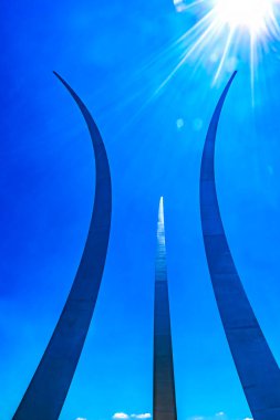 Sun Air Force Memorial Arlington Virginia. Pentagon 'un yanında. 2006 'ya adanmış. Üç Stainled Steel Spires bir manevra sırasında Hava Kuvvetleri Thunderbird 'lerinin buhar izlerini andırıyor.. 