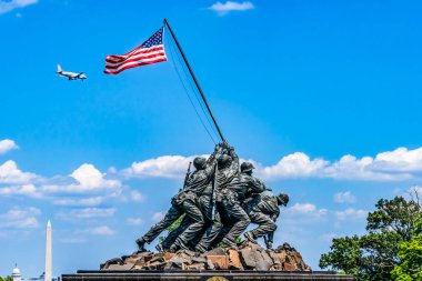 Deniz Piyadeleri Savaş Anıtı Washington D.C. Başkenti anıtı. Dünya Savaşı 'nda Iwo Jima' da bayrağın yükseltilmesi anısına Washington DC Heykeli 195 yılında tamamlandı.