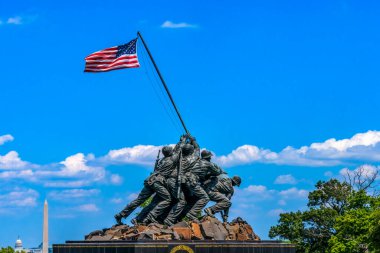 Deniz Piyadeleri Savaş Anıtı, Washington DC Kongre Binası. Dünya Savaşı 'nda Iwo Jima' da bayrağın yükseltilmesi anısına Washington DC Heykeli 195 yılında tamamlandı.