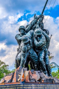 Deniz Piyadeleri Savaş Anıtı Arlington Virginia Washington DC. Dünya Savaşı 'nda Iwo Jima' da bayrağın yükseltilmesi anısına Washington DC Heykeli 195 yılında tamamlandı.