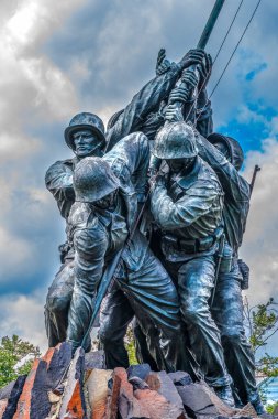 Deniz Piyadeleri Savaş Anıtı Arlington Virginia Washington DC. Dünya Savaşı 'nda Iwo Jima' da bayrağın yükseltilmesi anısına Washington DC Heykeli 195 yılında tamamlandı.