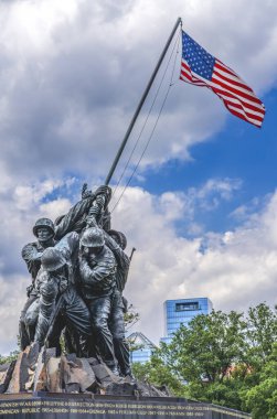 Deniz Piyadeleri Savaş Anıtı Arlington Virginia Washington DC. Dünya Savaşı 'nda Iwo Jima' da bayrağın yükseltilmesi anısına Washington DC Heykeli 195 yılında tamamlandı.