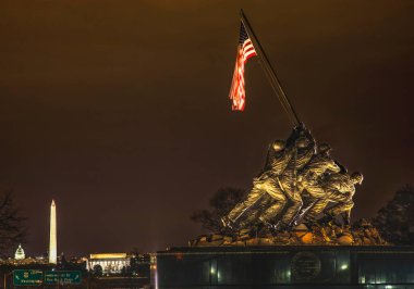 Deniz Piyadeleri Savaş Anıtı, II. Dünya Savaşı 'nda Iwo Jima' da Washington DC heykelinin 1954 yılında tamamlandığını gösteriyor. Arka planda Lincoln Anıtı, Washington Anıtı ve ABD Kongre Binası