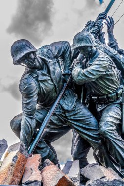 Deniz Piyadeleri Savaş Anıtı Arlington Virginia Washington DC. Dünya Savaşı 'nda Iwo Jima' da bayrağın yükseltilmesi anısına Washington DC Heykeli 195 yılında tamamlandı.