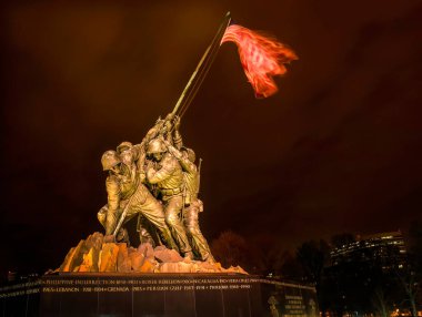 Deniz Kuvvetleri Savaş Anıtı, İkinci Dünya Savaşı 'nda Iwo Jima' da Bayrağın Yükselişini gösteriyor. Washington DC Rosslyn Binaları 195 yılında tamamlandı.