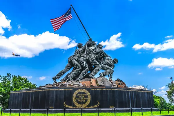 Washington DC Deniz Kuvvetleri Savaş Anıtı. Dünya Savaşı 'nda Iwo Jima' da bayrağın yükseltilmesi anısına Washington DC Heykeli 195 yılında tamamlandı.